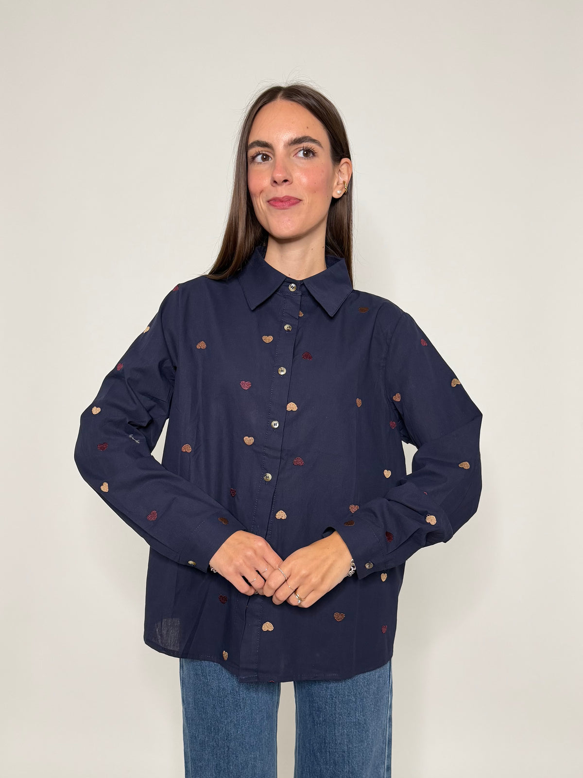 Camicia in cotone blu navy con dettagli ricamati