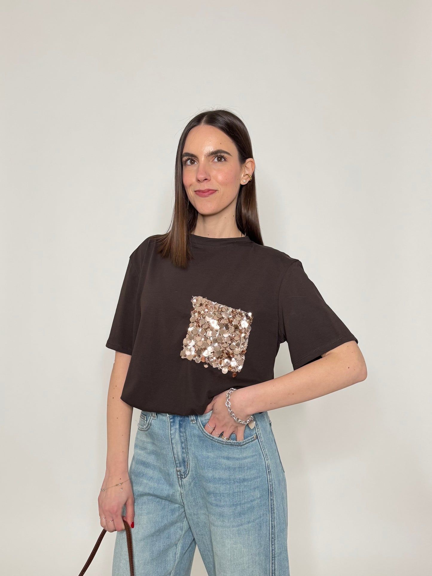 T- shirt in cotone con taschino paillette applicato Cioccolato