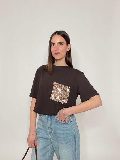 T- shirt in cotone con taschino paillette applicato Cioccolato