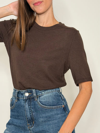Maglia girocollo basic con impuntura in viscosa e cotone cioccolato