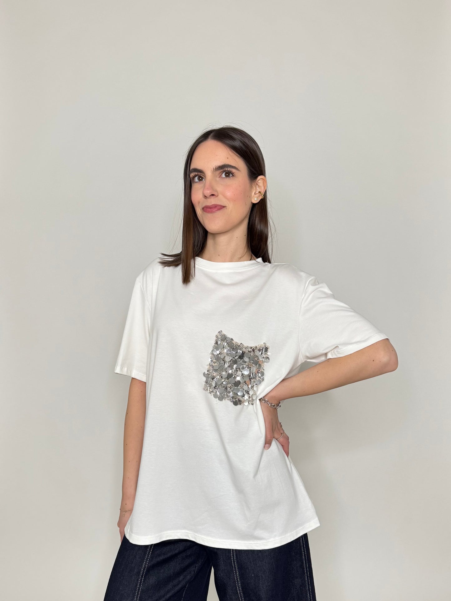 T- shirt in cotone con taschino paillette applicato Panna