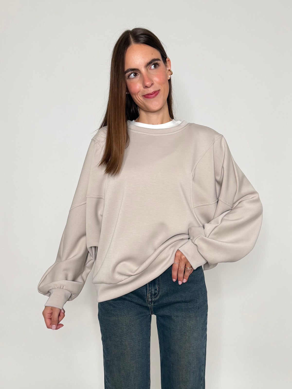 Felpa girocollo relax fit con impunture in viscosa beige
