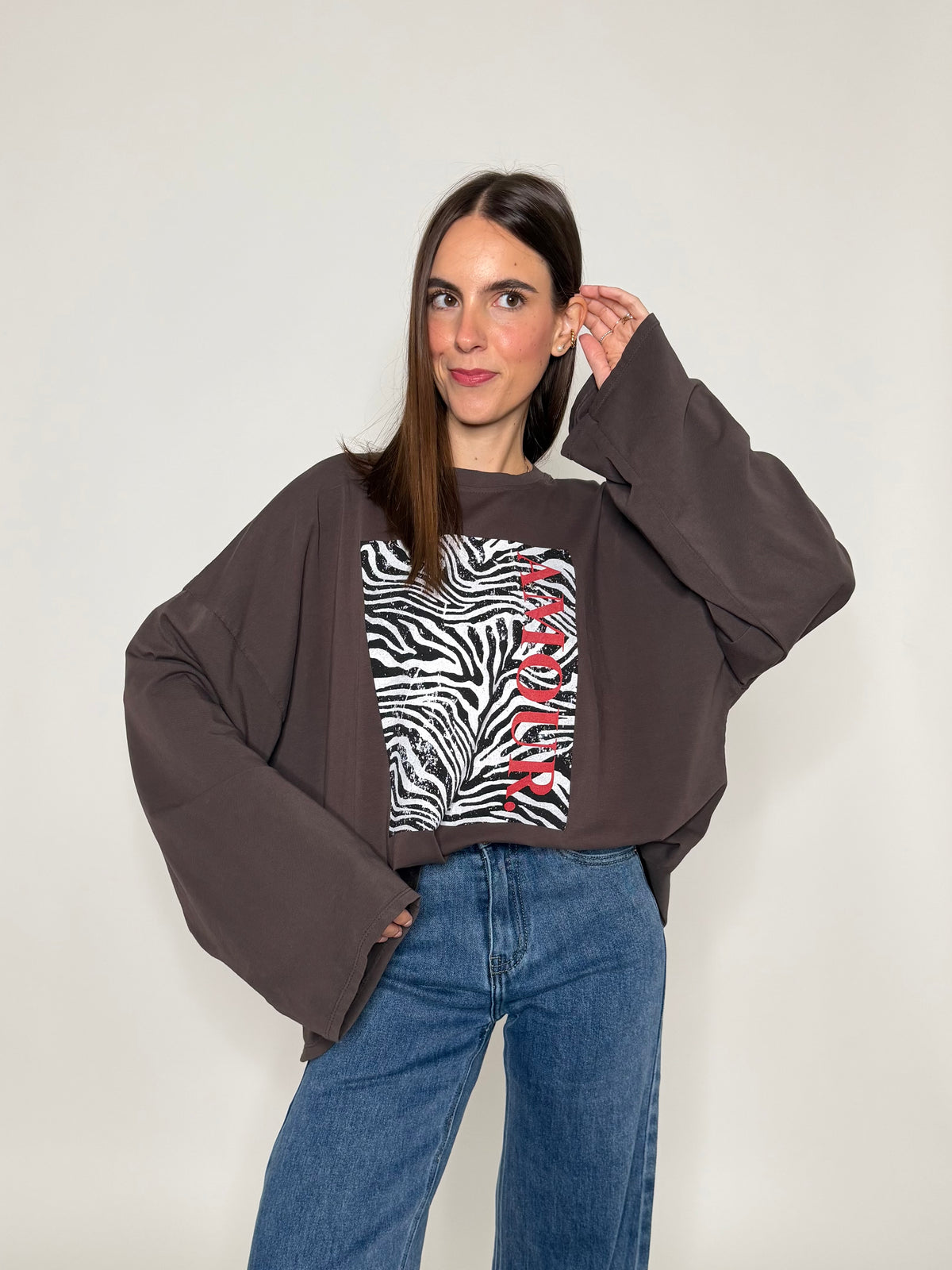 Maglia in cotone con manica a ampia cioccolato stampa zebrata “Amour”