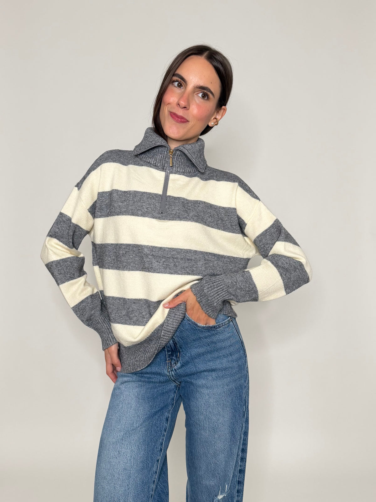 Maglione mezza zip collo alto a righe in morbida viscosa grigio/panna